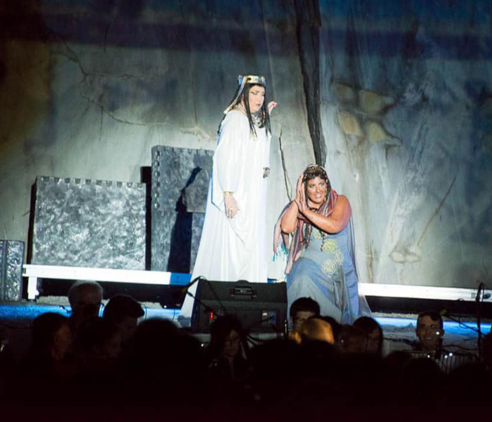 Nella foto sono presenti Aida (marta Mari) nel duetto del secondo atto con Amenris ( maddalena calderoni) rappresentazione fatta in una cava di marmo a domodossola.