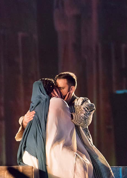 Nella foto sono presenti i due protagonisti Aida (marta mari) e Radames ( samuele simoncini) nell’ultima scena dell’opera, la tomba intenti a scambarsi l’ultimo bacio prima di morire.