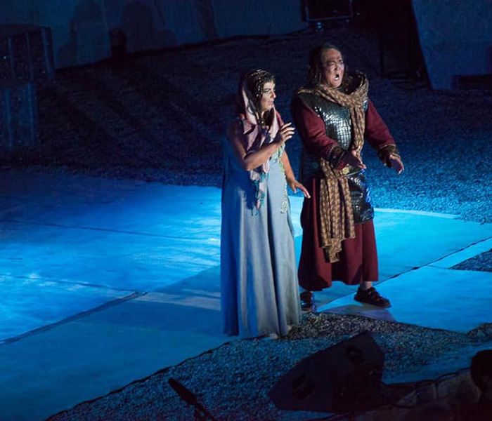 La foto rappresenta la scena del terzo atto dell’opera aida del duetto fra aida impersonificata da Mari Marta e il padre Amonasro sono entrambi rivolti verso l’orizzonte a ricordare la loro bellissima terra natia.