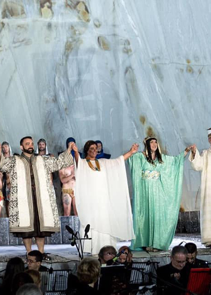 Nella foto sono presenti i personaggi dell’opera Da sinistra: il messaggero,il re d’egitto, amonasro, Radames, Aida , amneris, il sacerdote e la sacerdotessa a fine recita che salutano il pubblico.