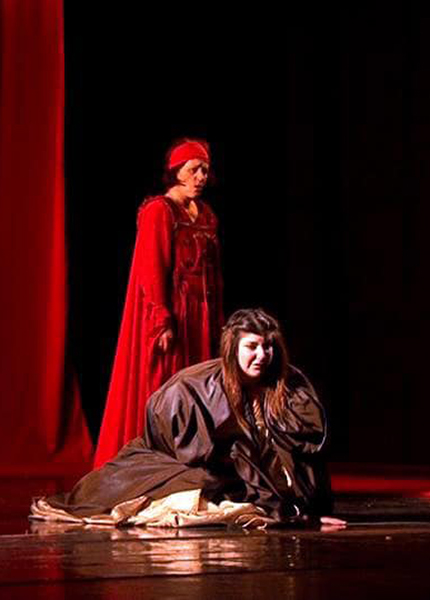 Nella foto sono presenti i protagonisti del’opera Manrico ( Tiziano Barontini) Leonora ( Marta Mari) e Azucena ( Cristina Sogmaister) durante la scena finale dll’opera che precede la morte di Leonora.