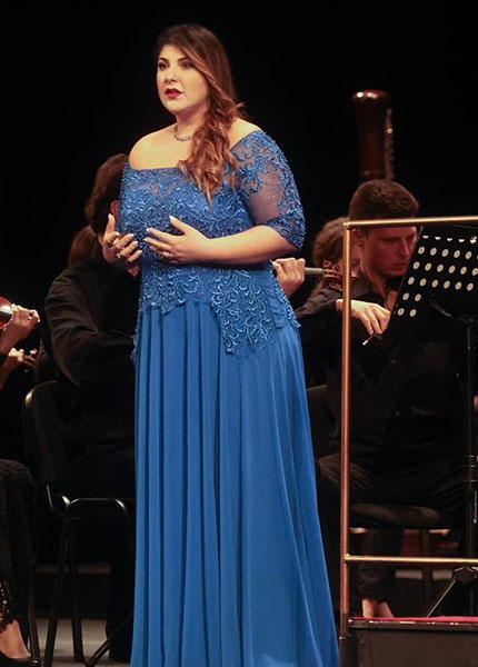 Nella foto è presente il soprano marta mari con le mani giunte in un momento molto espressivo dell’aria del concerto.
