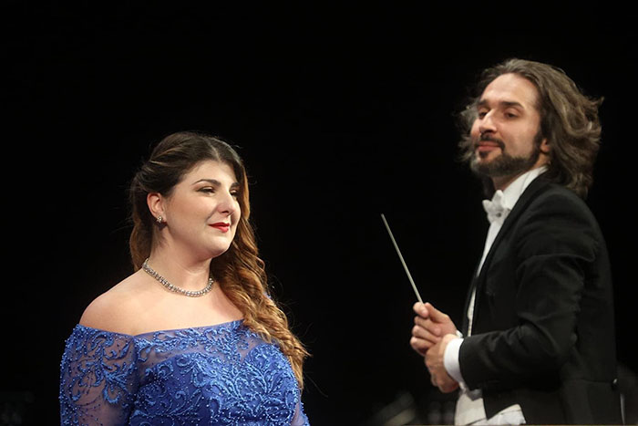 Nella foto sono presenti in primo piano il soprano marta mari e il direttore Lorenzo tazzieri alla fine dell’aria.