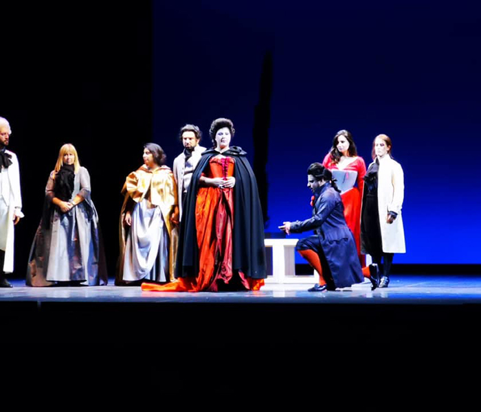 Nella foto sono raffigurati la Contessa ( Marta Mari ) e il Conte ( Salvatore Grigoli) nel finale dell’opera dove nel giardino il Conte chiede perdono alla Contessa. I protagonisti sono circondati da altri personaggi che assistono alla scena.